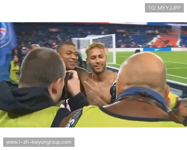 内马尔连环小范围控球展示顶级脚法