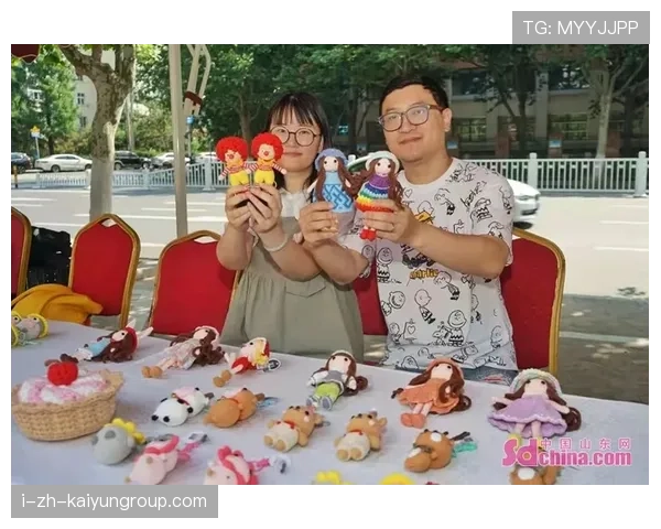 冠军球队庆祝巡游引来市民自发参与，冠军球址汇